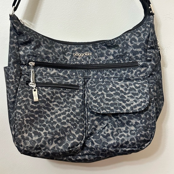 Baggallini Handbags - Baggallini Everywhere Bagg Crossbody Bag Grey Cheetah Leopard Print Travel Purse